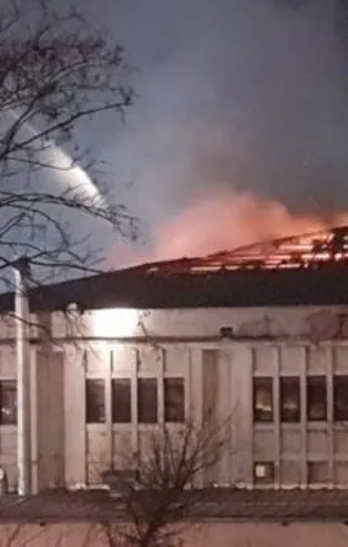 Son dakika: Avcılar'da dondurma fabrikasının çatısı alev alev yandı