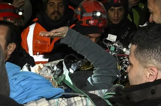 Deprem bölgesindeki mucize kurtuluşlarda gözyaşları sel oldu: "Ne olur elimi bırakmayın"-9