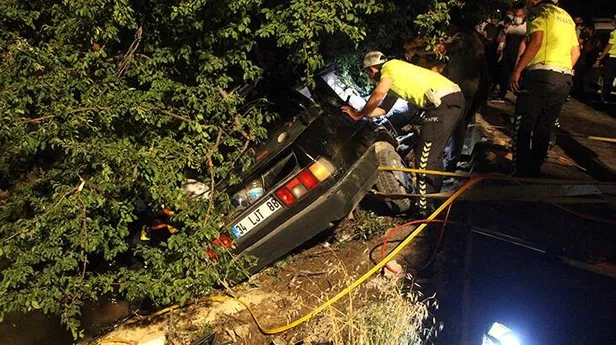 boluda-agaca-carpan-otomobil-ikiye-katlandi-1626919873568.jpg Bolu'da ağaca çarpan otomobil ikiye katlandı: Sürücüsü ağır yaralı-2