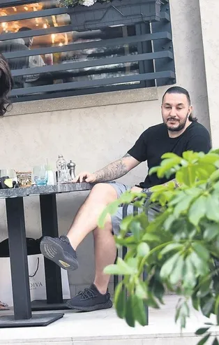 Necati Ateş, Nişantaşı’nda esmer bir güzelle görüntülenince küplere bindi!