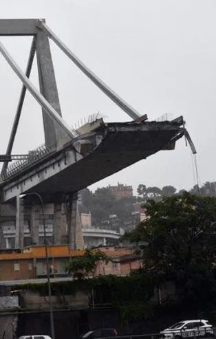 Son dakika... İtalya'da otoyol köprüsü çöktü!