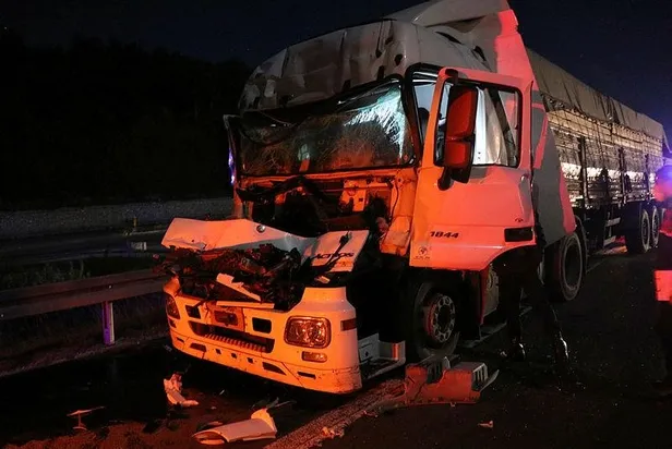 temde-kaza-kamyona-carpan-tirin-surucusu-aracta-sikisti-1634683225338.jpeg TEM'de kaza: Kamyona çarpan TIR'ın sürücüsü araçta sıkıştı-4