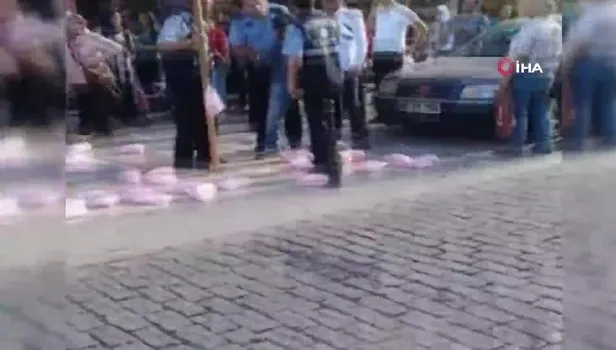 Zabıta el koyduğu pamuk şekerleri ezdi