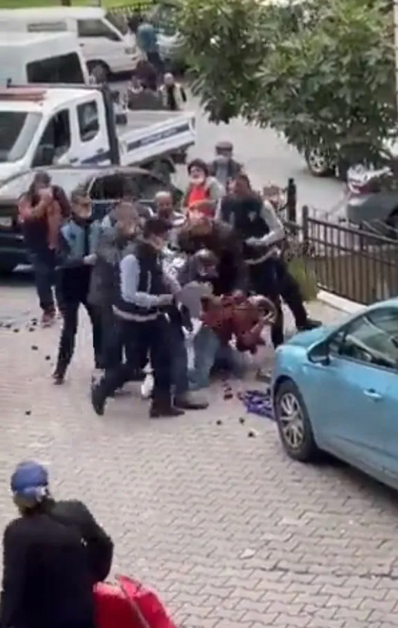 istanbul-kagithanede-seyyar-saticiyi-yumruklayan-zabita-memurlari-aciga-alindi-1633640390297.jpg İstanbul Kağıthane'de seyyar satıcıyı yumruklayan zabıta memurları açığa alındı!-3