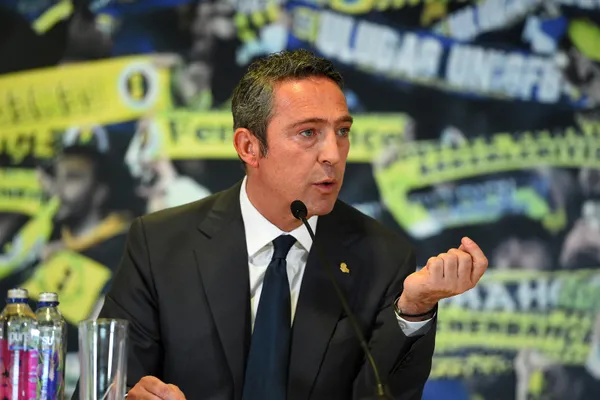 fenerbahce-taraftari-ali-koca-isyan-bayragini-acti-1662025136864.jpg Fenerbahçe taraftarı Ali Koç'a isyan bayrağını açtı-2