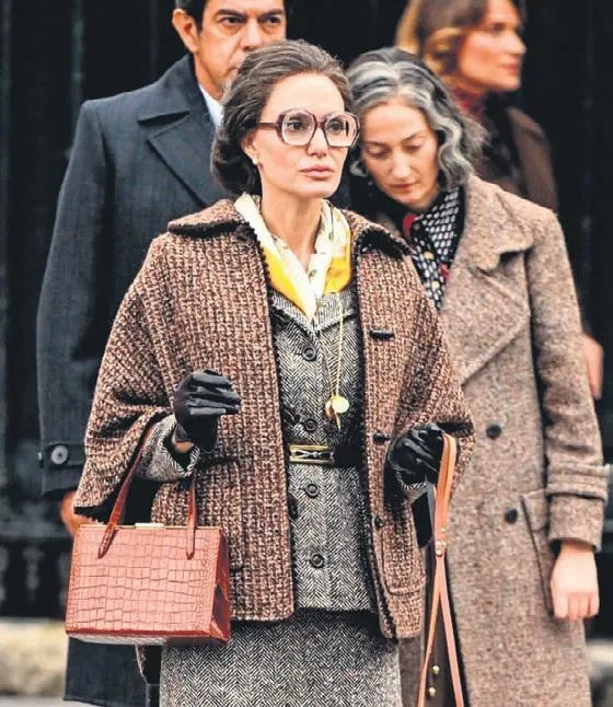 angelina-jolie-ile-haluk-bilginer-sete-cikti-iste-maria-filminin-setinden-ilk-kareler-1698529608135.jpeg