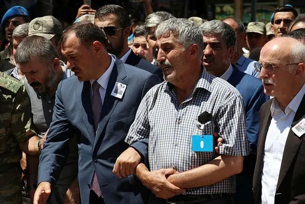 Elazığ'da şehidi binler uğurladı-1