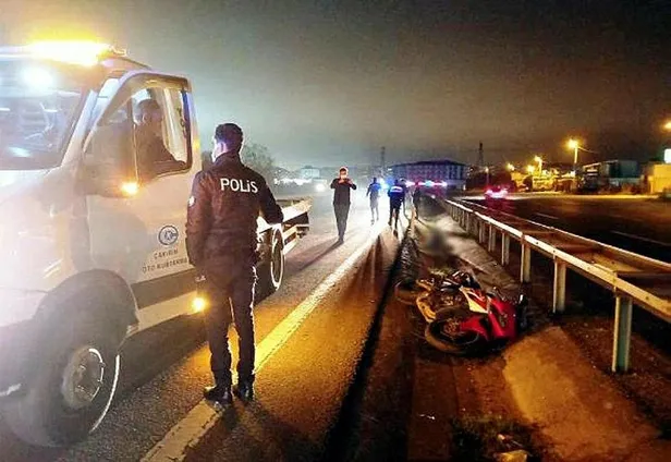 motosiklet-surucusunun-aci-sonu-bariyerlere-carpinca-1636318165870.jpeg
