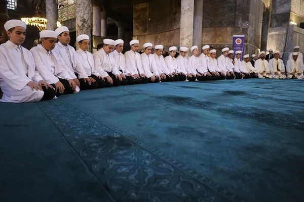 Ayasofya'da Kur'an okuyan hafız öğrenciler Yunan basınında gündem oldu: Yeni Türk meydan okuması-3