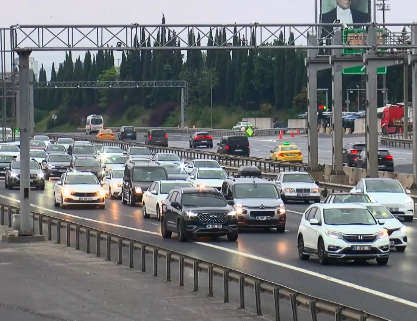 Bayram tatili yoğunluğu köprü ve otoyollara yansıdı: Trafik durma noktasına geldi