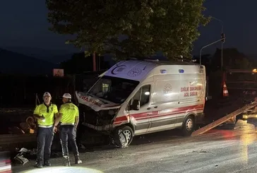 Ambulans ve otomobil çarpıştı