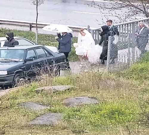 Kovid-19 sevenlerini ayıramadı: Üst geçitte buluşup soluğu nikah salonunda aldılar-5