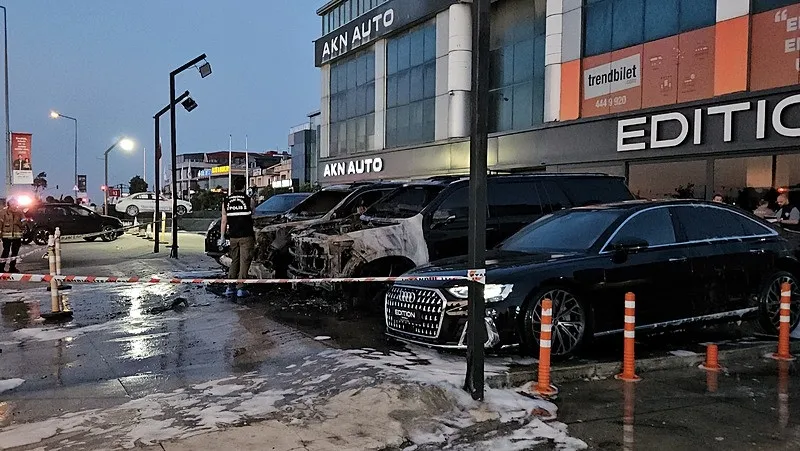 bakirkoyde-50-milyonluk-yangin-4-otomobil-alev-aldi-1780554633146.jpeg Bakırköy'de 50 milyonluk yangın: 4 otomobil alev aldı!-3