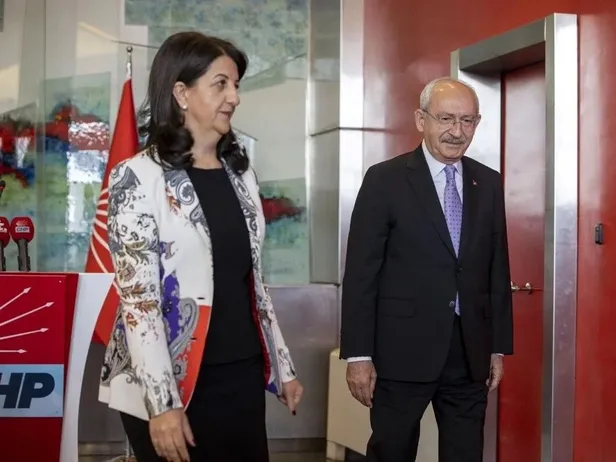 hdpkk-mitinginde-bebek-katili-terorist-basi-abdullah-ocalana-ozgurluk-naralari-kilicdarogluna-helallesme-gonde-1659899656683.jpeg HDPKK mitinginde bebek katili terörist başı Abdullah Öcalan'a 'özgürlük' naraları! Kılıçdaroğlu'na 'helalleşme' göndermesi-4