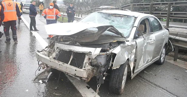 TEM'de feci kaza! Karşıya geçmek isterken araç çarptı: 3 ağır yaralı