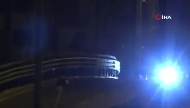 Antalya'da gece yarısı korku dolu anlar! Üst geçidine çıkan kadın bekçilerden kaçarken trafiği birbirine kattı