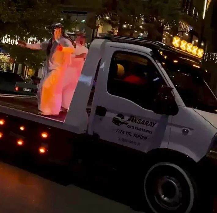 1789589127656.jpg Aksaray’da yol ortasında dans ettiler, çekicinin üstüne çıktılar: Çekici sahibine ceza yağdı-3