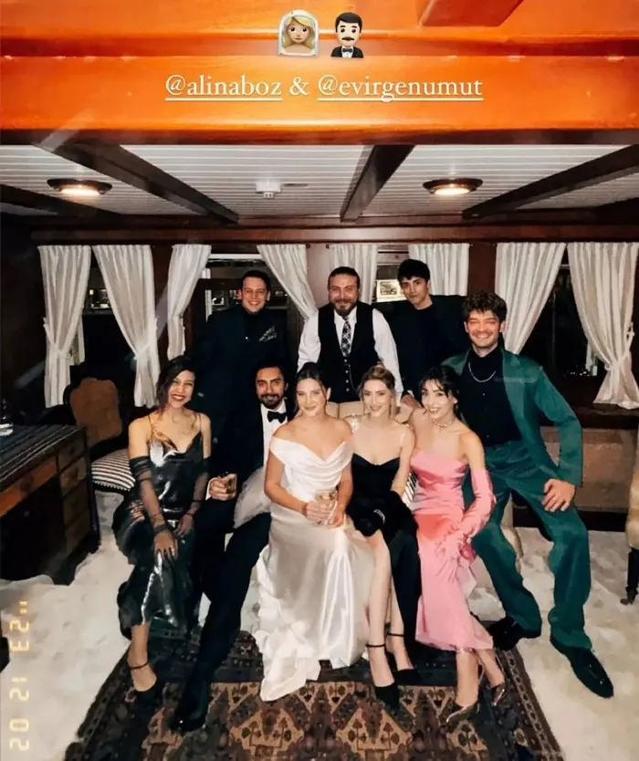 serenay-sarikaya-ve-mithat-can-ozerin-kara-gecesi-umut-evirgen-ve-alina-bozun-dugununden-ilk-goruntuler-ortaya-1701539565754.jpeg