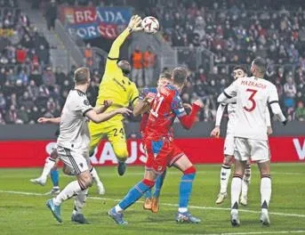 Manchester United geriden gelerek güldü