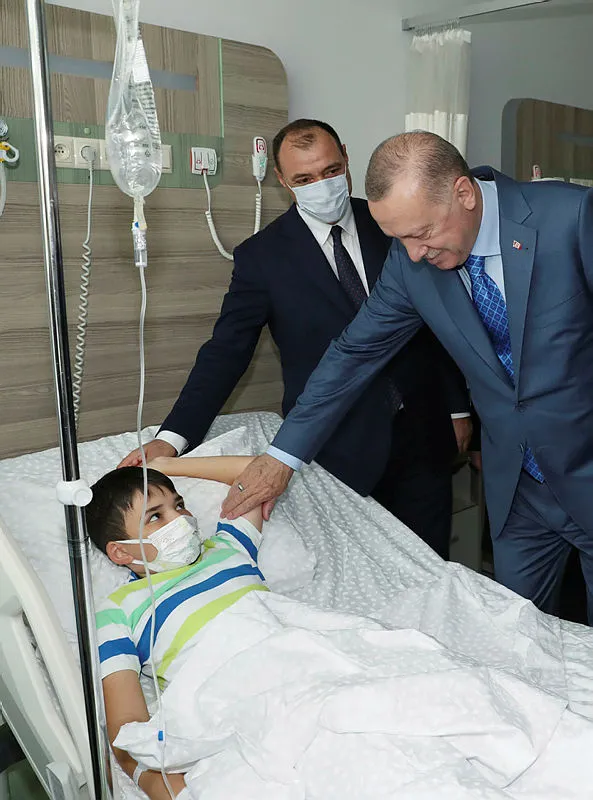baskan-recep-tayyip-erdogani-hasta-yataginda-goren-bir-cocuk-sevincten-gozyaslarina-hakim-olamadi-1625410209626.jpg