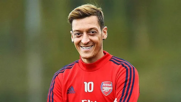 son-dakika-arsenal-ile-anlasan-mesut-ozil-fenerbahce-icin-imzaya-geliyor-1610813358291.jpeg Transfer ateşi yandı! Mesut Özil, Fenerbahçe için İstanbul'a geliyor: Taraftarı coşturan paylaşım-4