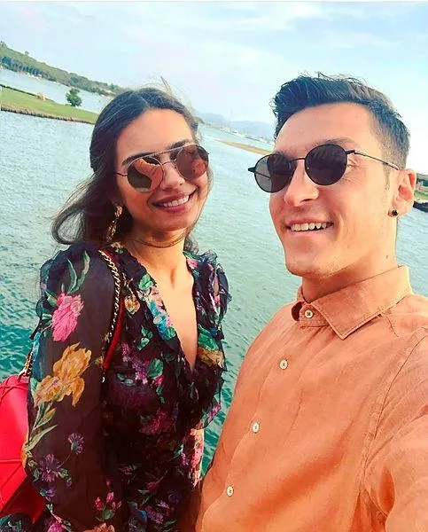 yine-mesut-etti-1651691740744.jpeg Mesut Özil eşi Amine Gülşe'nin doğum gününde kesenin ağzını açtı! 75 bin dolarlık...-2