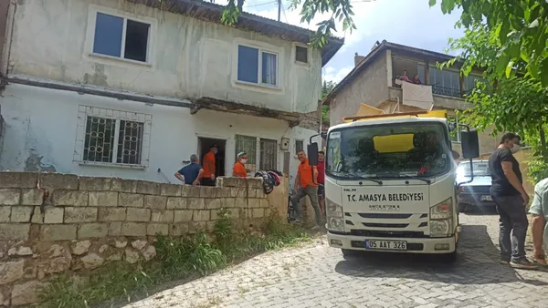 kotu-koku-uzerine-gidilen-evde-karsilasilan-manzara-soke-etti-2-kamyon-cop-ve-5313-lira-1654077007751.jpg Kötü koku üzerine gidilen evde karşılaşılan manzara şoke etti! 2 kamyon çöp ve 5313 lira-5