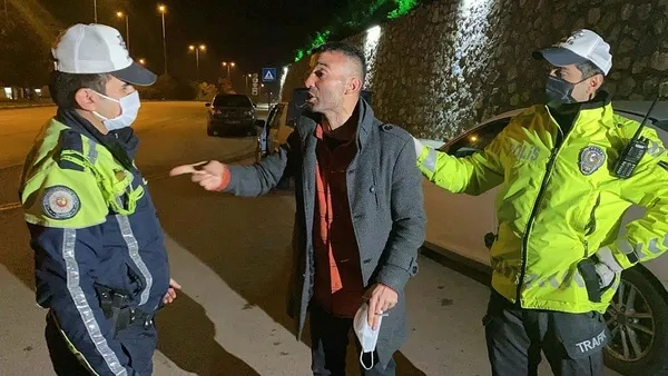 Karabük'te akıllara durgunluk veren olay! Polisten ceza yiyen alkollü adam önce türkü söyledi sonra göbek attı-4