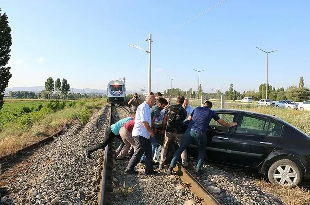 Raylarda takılı kalan otomobil panik yarattı