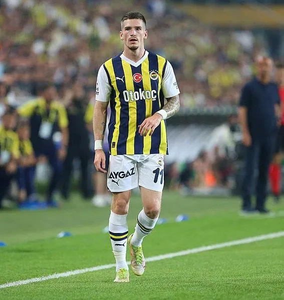 Hollandalı hoca yönetiminden Fenerbahçeli yıldız Ryan Kent'i istedi-4