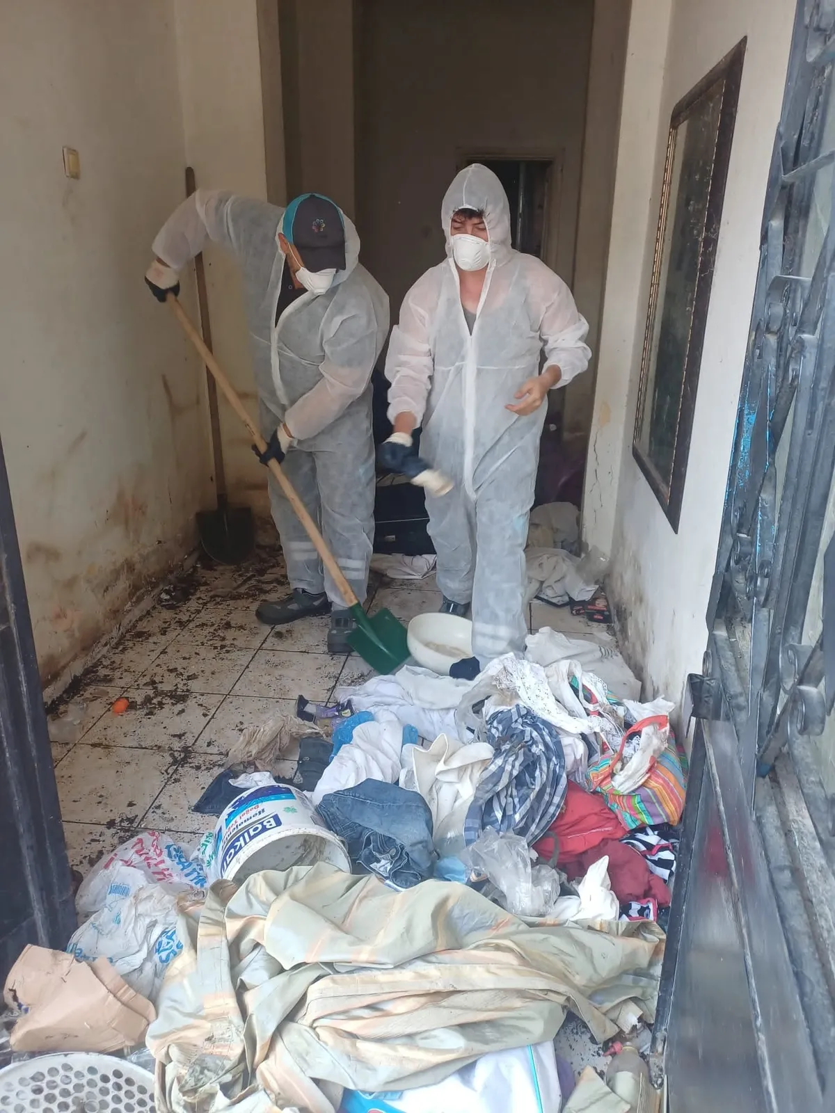 atasehirde-cop-ev-alarmi-daireden-5-kamyon-cop-cikti-1780749019524.jpeg Ataşehir’de çöp ev alarmı: Daireden 5 kamyon çöp çıktı-3