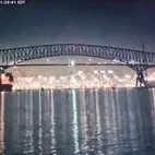 ABD’de kargo gemisi üzerinde trafik olan köprüye çarptı! Dünyanın en uzun üçüncü köprüsü yerle bir oldu