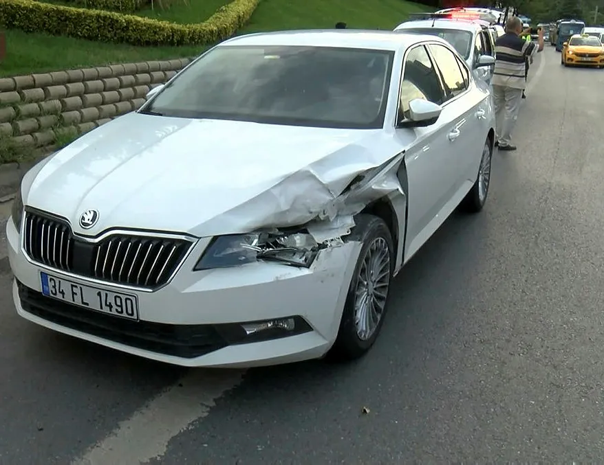 Maltepe’de zincirleme kaza! 4 araç birbirine girdi!