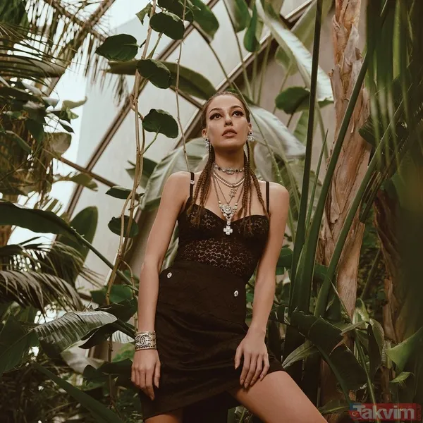 Dilan Çiçek Deniz İzlanda soğuğunda göğüs ve kasık dekoltesiyle aileye girdi! Tuvalette basıldığı İzlandalı sevgilisi ve babası... - 29