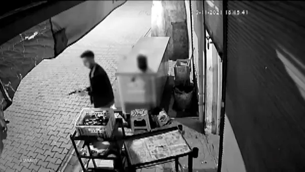 adanada-market-sahibine-is-yerinde-silahli-saldiri-1638017718408.jpg Adana’da market sahibine iş yerinde silahlı saldırı! Oğlu da karşılık verdi...-6