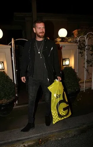 Engin Öztürk, Çağatay Ulusoy ve Hazal Kaya'nın anlaştığı ajansla sözleşme imzaladı