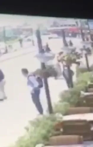 Restoran çıkışı karısını döven adama meydan dayağı! O anlar kamerada