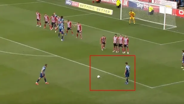 Avrupa kornerden 2 gol atıp hat-trick yapan defans oyuncusu Joe Jacobson'u konuşuyor