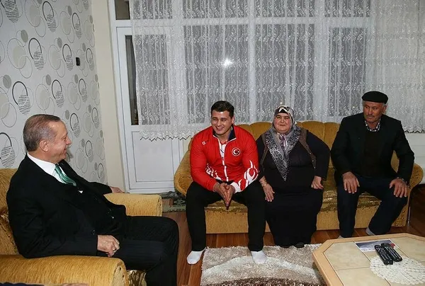 Cumhurbaşkanı Erdoğan milli güreşçiyi evinde ziyaret etti-1