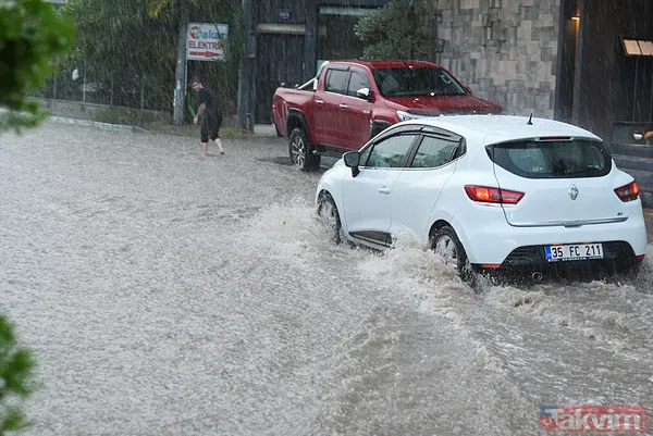 İzmir'de kent merkezi sularla doldu: Ağaçlar devrildi, araçlar gidemedi | Sokakta 2 kişi elektrik akımına kapılarak hayatını kaybetti - 25