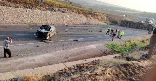 Kilis’te katliam gibi kaza! Otomobil ile TIR çarpıştı: 4 ölü, 2 yaralı
