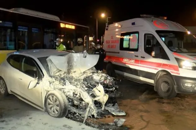 Kadıköy’de feci kaza! Özel halk otobüsüne çarpan otomobil yandı