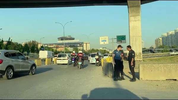 kadikoyde-vatandaslar-gec-gelen-iett-aracinin-onunu-kesti-1652811739522.jpg Kadıköy'de vatandaşlar geç gelen İETT aracının önünü kesti-2