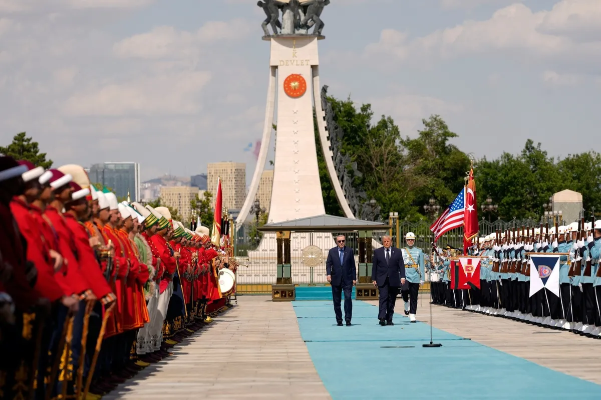 NATO Zirvesi’nde kare kare mesaj: Ayakkabıdan turkuaz halıya çarpıcı analiz-9