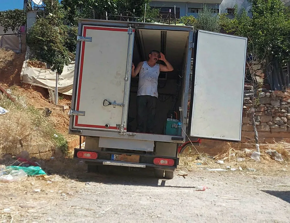 Şoke eden manzara! Kamyonet kasasında kestiler