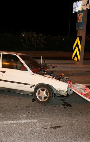 Önce direğe sonra bariyerlere girdi! İzmir'de kaza: 1'i ağır 3 yaralı