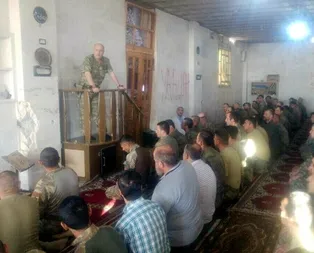 Zekai Aksakallı El Bab’da askerlerle bayram namazı kıldı