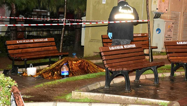 İzmir'de korkunç olay! Parkta ölü bulundu