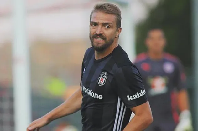 Beşiktaş'ta Caner'in ve Adriano'nun bileti kesildi! Aziz Behich geliyor