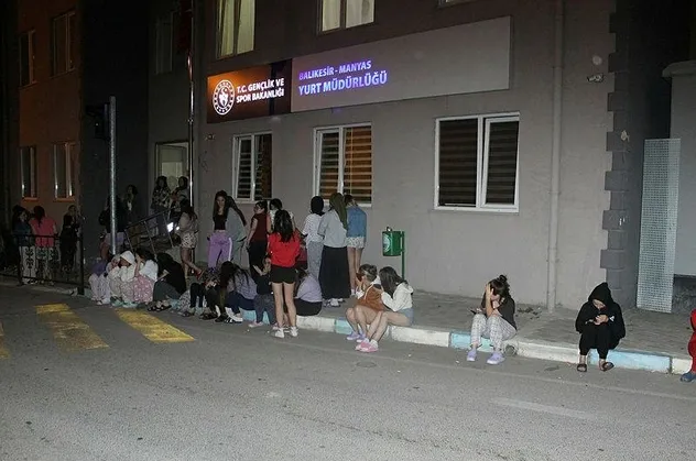 Balıkesir'deki deprem sonrası geceyi dışarıda geçirenler günün ilk ışıklarıyla evlerine döndü! Panik anları kamerada